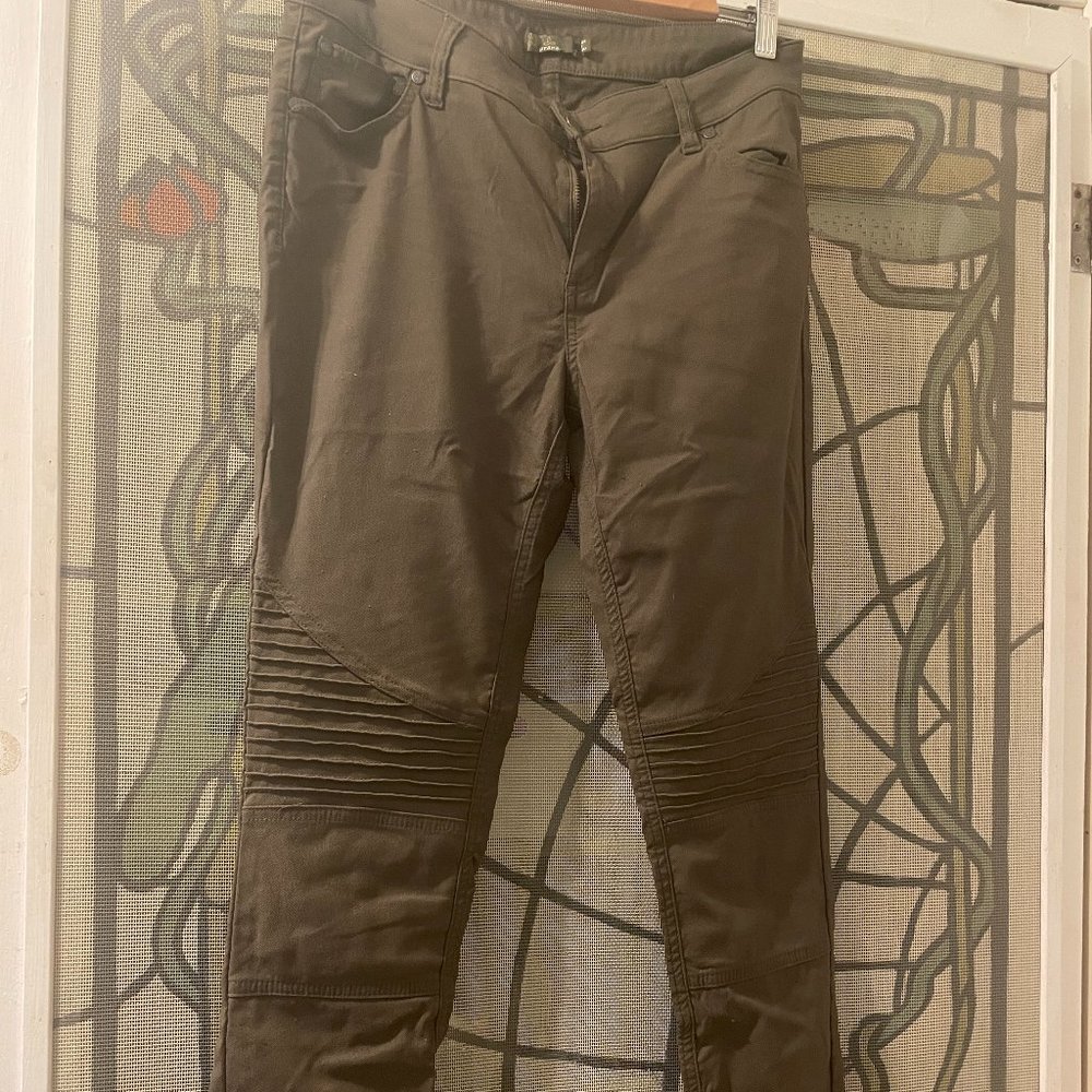 Prana stretch pant, size 12, Olive Green, Moto-style knees